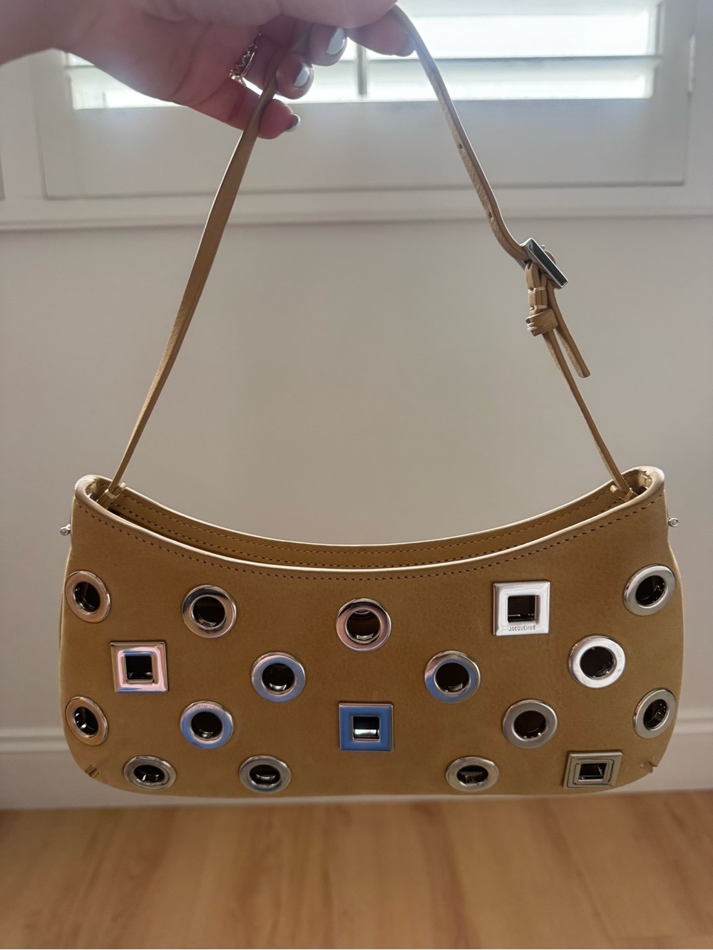Authentic Jacquemus Beige/Tan Leather Grommet Shoulder Bag - Picture 2 of 5